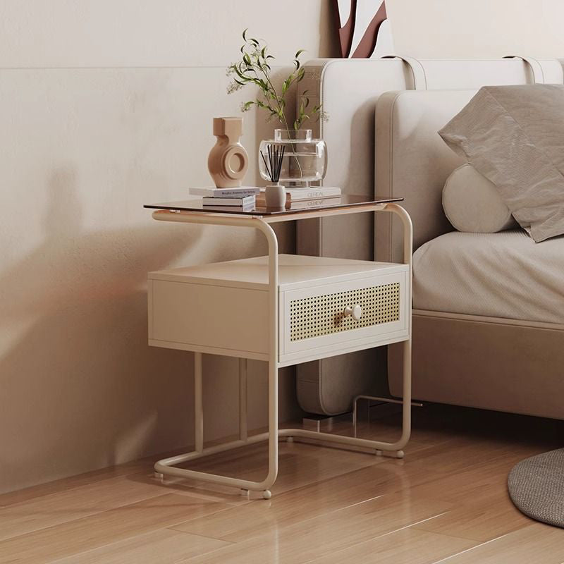 Zeitgenössischer kreativer Nachttisch aus gehärtetem Glas, Eisen und synthetischem Rattan, abgerundetes Quadrat, 2-stufig, für das Schlafzimmer 