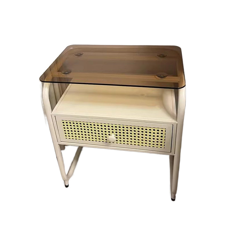 Zeitgenössischer kreativer Nachttisch aus gehärtetem Glas, Eisen und synthetischem Rattan, abgerundetes Quadrat, 2-stufig, für das Schlafzimmer 