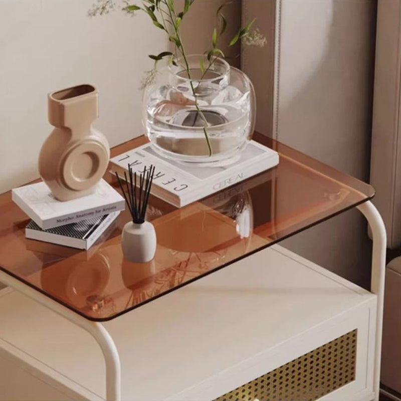 Zeitgenössischer kreativer Nachttisch aus gehärtetem Glas, Eisen und synthetischem Rattan, abgerundetes Quadrat, 2-stufig, für das Schlafzimmer 