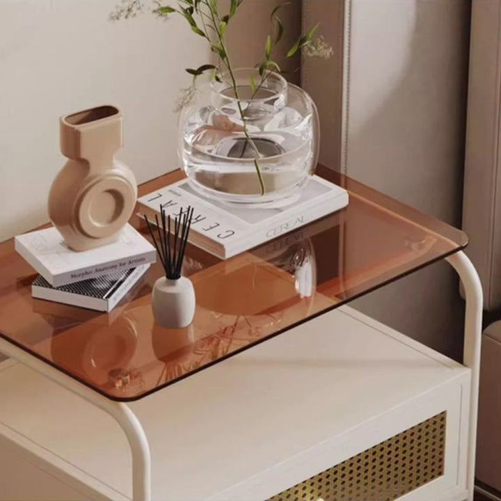 Zeitgenössischer kreativer Nachttisch aus gehärtetem Glas, Eisen und synthetischem Rattan, abgerundetes Quadrat, 2-stufig, für das Schlafzimmer 