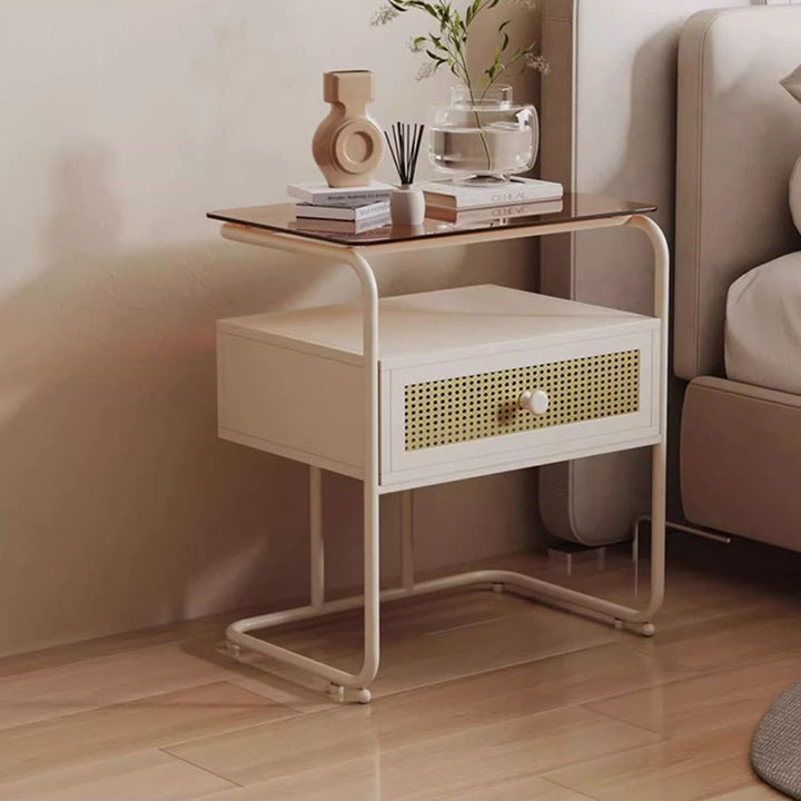 Zeitgenössischer kreativer Nachttisch aus gehärtetem Glas, Eisen und synthetischem Rattan, abgerundetes Quadrat, 2-stufig, für das Schlafzimmer 