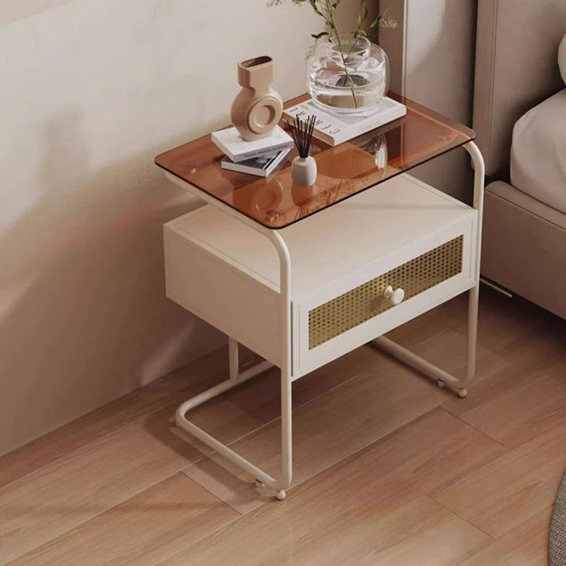 Zeitgenössischer kreativer Nachttisch aus gehärtetem Glas, Eisen und synthetischem Rattan, abgerundetes Quadrat, 2-stufig, für das Schlafzimmer 