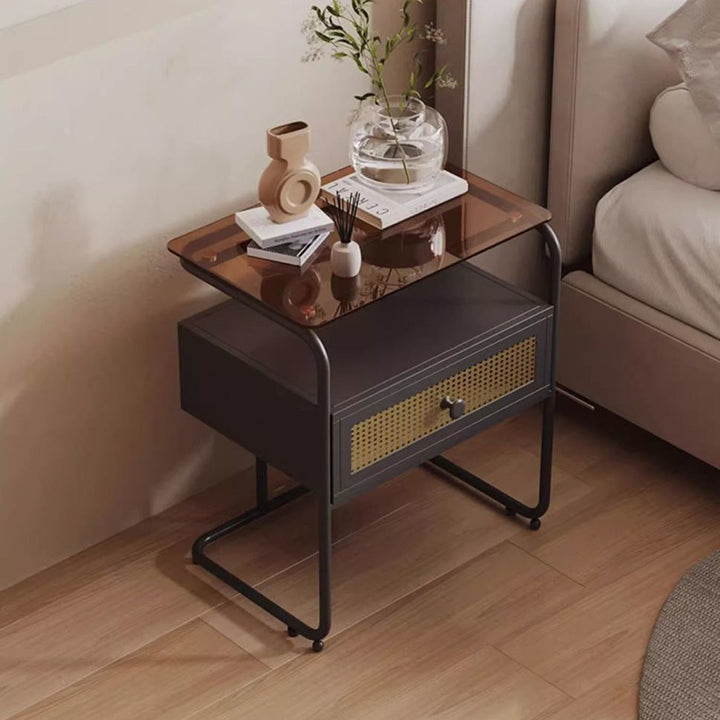 Zeitgenössischer kreativer Nachttisch aus gehärtetem Glas, Eisen und synthetischem Rattan, abgerundetes Quadrat, 2-stufig, für das Schlafzimmer 