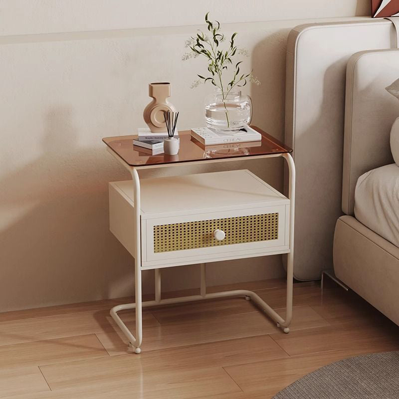 Zeitgenössischer kreativer Nachttisch aus gehärtetem Glas, Eisen und synthetischem Rattan, abgerundetes Quadrat, 2-stufig, für das Schlafzimmer 