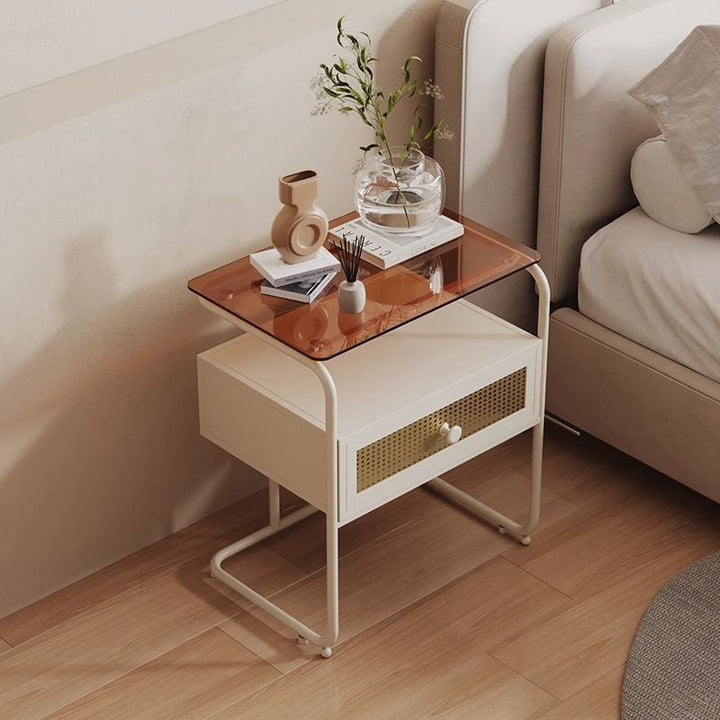 Zeitgenössischer kreativer Nachttisch aus gehärtetem Glas, Eisen und synthetischem Rattan, abgerundetes Quadrat, 2-stufig, für das Schlafzimmer 