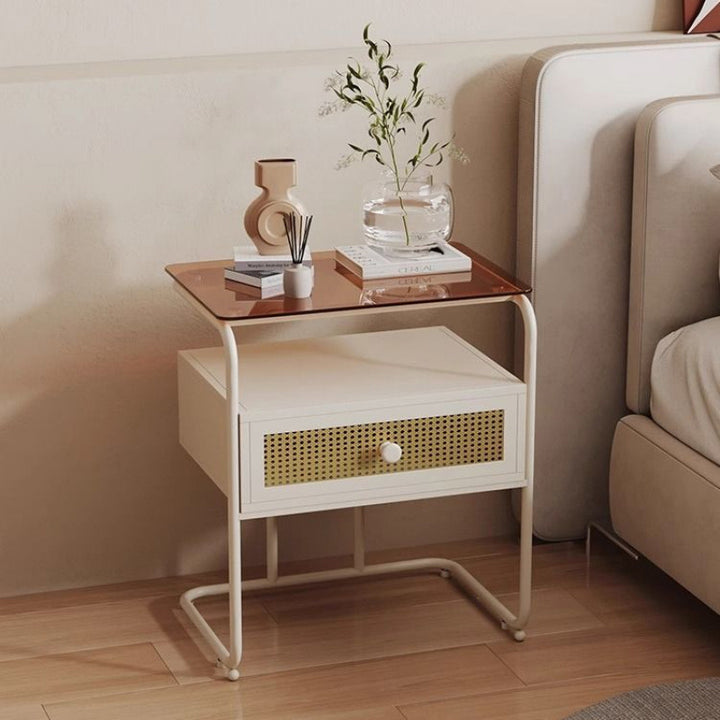 Zeitgenössischer kreativer Nachttisch aus gehärtetem Glas, Eisen und synthetischem Rattan, abgerundetes Quadrat, 2-stufig, für das Schlafzimmer 