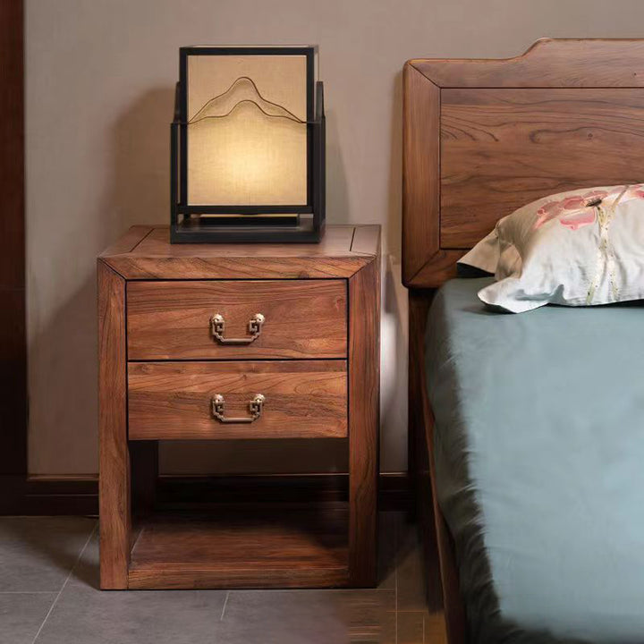 Traditioneller Vintage Nachttisch aus massivem Hartholz mit natürlicher Maserung und zwei Schubladen für das Schlafzimmer 
