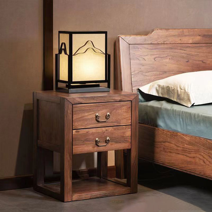 Traditioneller Vintage Nachttisch aus massivem Hartholz mit natürlicher Maserung und zwei Schubladen für das Schlafzimmer 