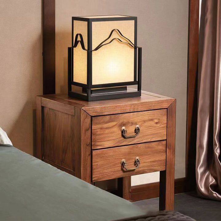 Traditioneller Vintage Nachttisch aus massivem Hartholz mit natürlicher Maserung und zwei Schubladen für das Schlafzimmer 