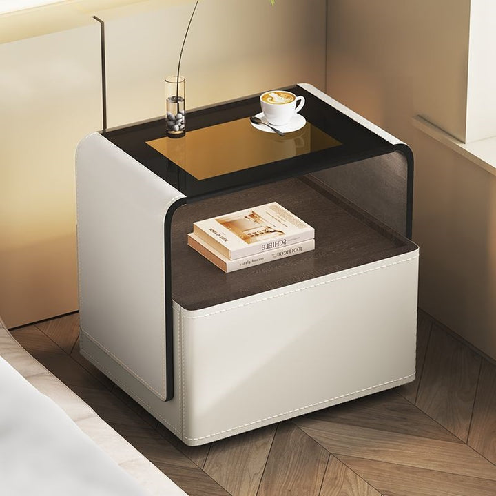 Zeitgenössischer kreativer Nachttisch aus Massivholz mit Mehrschichtplatte, Sattelleder, gehärtetem Glas, abgerundeter quadratischer Form, 1 Schublade für das Schlafzimmer 