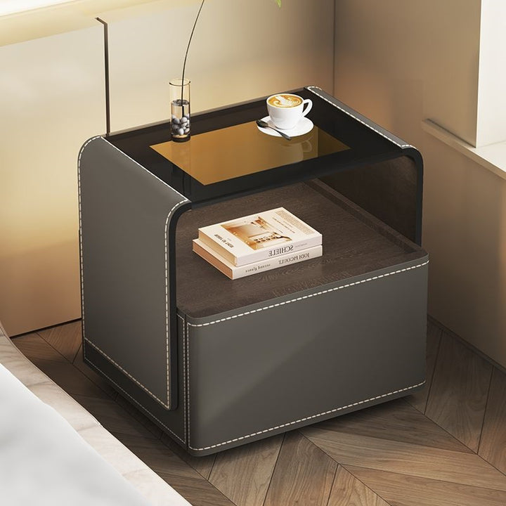 Zeitgenössischer kreativer Nachttisch aus Massivholz mit Mehrschichtplatte, Sattelleder, gehärtetem Glas, abgerundeter quadratischer Form, 1 Schublade für das Schlafzimmer 