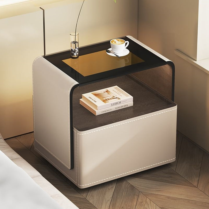 Zeitgenössischer kreativer Nachttisch aus Massivholz mit Mehrschichtplatte, Sattelleder, gehärtetem Glas, abgerundeter quadratischer Form, 1 Schublade für das Schlafzimmer 