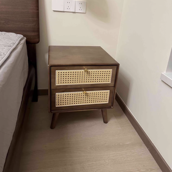 Traditioneller chinesischer Nachttisch aus Gummibaumholz und Rattan mit abgerundeten Ecken und zwei Schubladen für das Schlafzimmer 