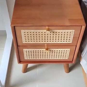 Traditioneller chinesischer Nachttisch aus Gummibaumholz und Rattan mit abgerundeten Ecken und zwei Schubladen für das Schlafzimmer 
