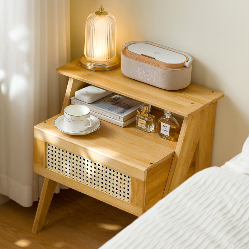 Traditioneller Vintage-Bambus-ABS-Rattan-Nachttisch mit abgestuftem quadratischem Design und 1 Schublade für das Schlafzimmer 
