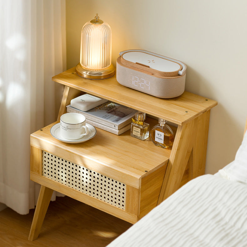 Traditioneller Vintage-Bambus-ABS-Rattan-Nachttisch mit abgestuftem quadratischem Design und 1 Schublade für das Schlafzimmer 