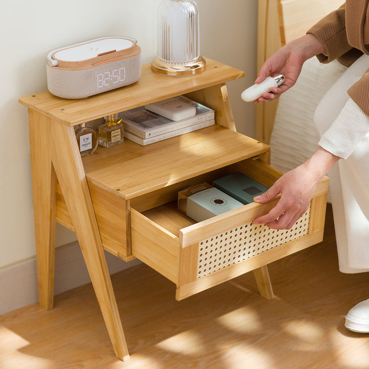 Traditioneller Vintage-Bambus-ABS-Rattan-Nachttisch mit abgestuftem quadratischem Design und 1 Schublade für das Schlafzimmer 