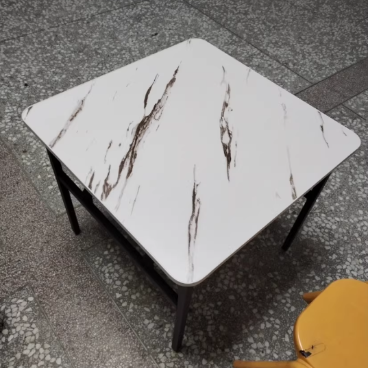 Table basse carrée pliante en acier au carbone et panneau de fibres à densité moyenne nordique contemporaine pour salon 