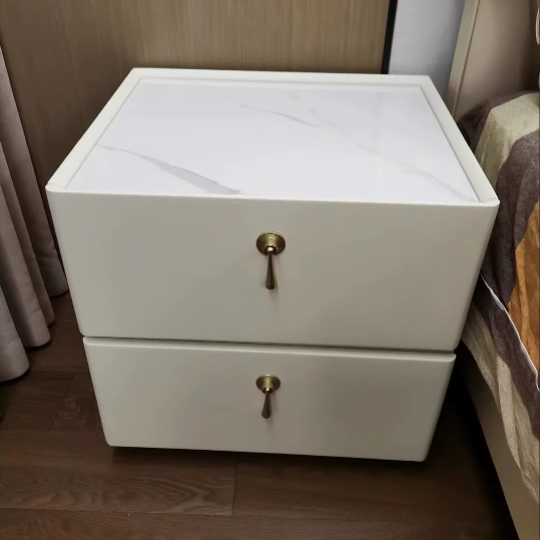 Zeitgenössischer skandinavischer MDF-Sinterstein-Kunstleder-abgerundeter quadratischer Nachttisch mit 2 Schubladen für das Schlafzimmer 