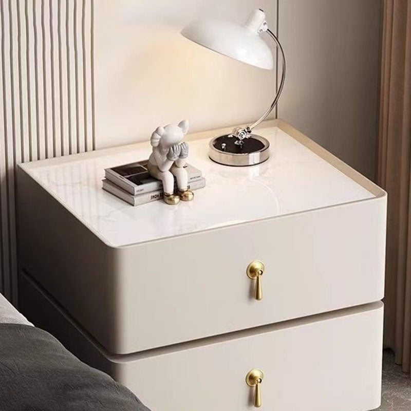 Zeitgenössischer skandinavischer MDF-Sinterstein-Kunstleder-abgerundeter quadratischer Nachttisch mit 2 Schubladen für das Schlafzimmer 
