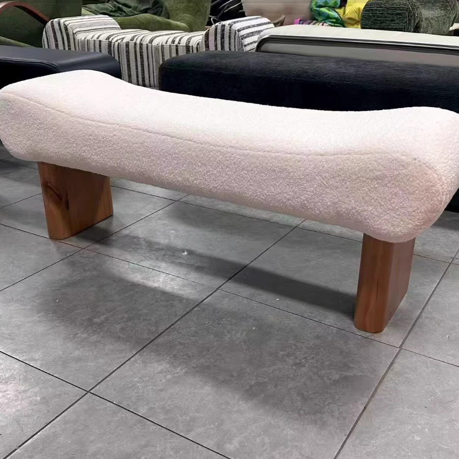 Moderner skandinavischer Schuhbank-Hocker aus Sherpa-Stoff und Kiefernholz mit geschwungener quadratischer Form für das Wohnzimmer 