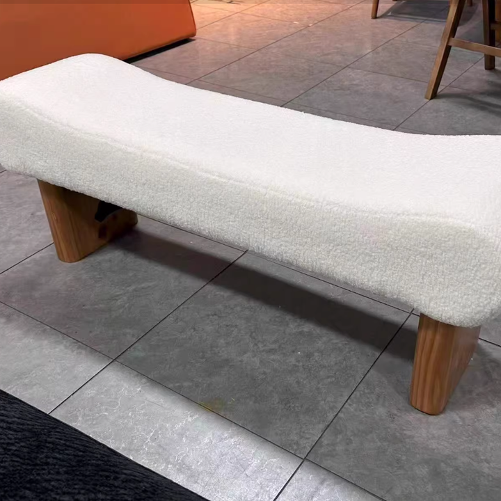 Moderner skandinavischer Schuhbank-Hocker aus Sherpa-Stoff und Kiefernholz mit geschwungener quadratischer Form für das Wohnzimmer 