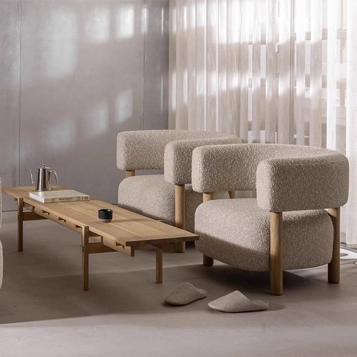 Moderner skandinavischer Akzentstuhl aus Sherpa-Stoff und Massivholz mit geschwungener, abgerundet-quadratischer Form, Armlehnen und Rückenlehne für das Wohnzimmer 