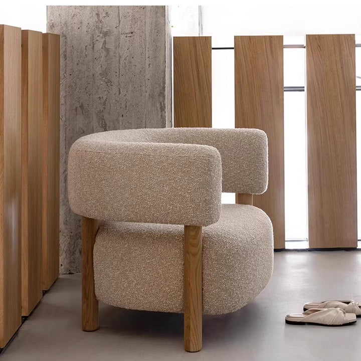 Moderner skandinavischer Akzentstuhl aus Sherpa-Stoff und Massivholz mit geschwungener, abgerundet-quadratischer Form, Armlehnen und Rückenlehne für das Wohnzimmer 