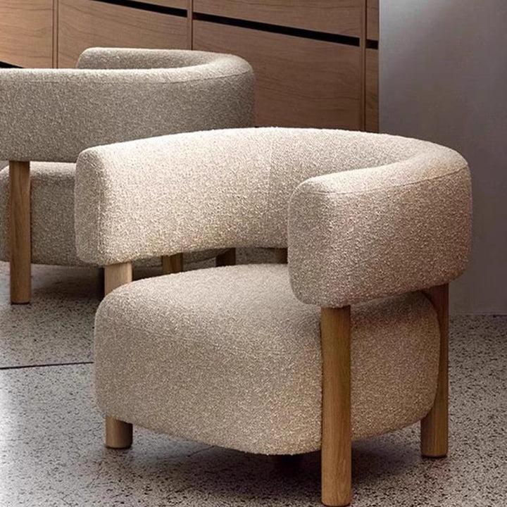 Moderner skandinavischer Akzentstuhl aus Sherpa-Stoff und Massivholz mit geschwungener, abgerundet-quadratischer Form, Armlehnen und Rückenlehne für das Wohnzimmer 