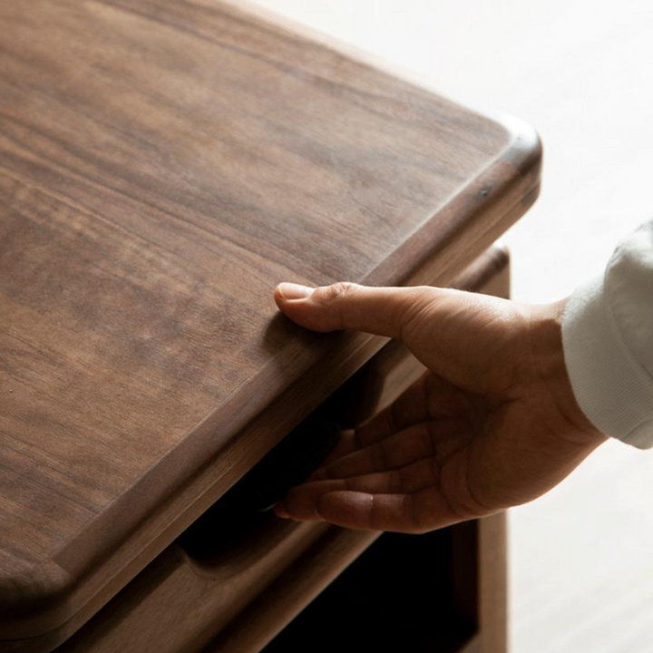 Moderner kreativer Couchtisch aus Sperrholz und Metall mit anhebbarer Tischplatte, Rollen und abgerundet-rechteckiger Form für das Wohnzimmer 