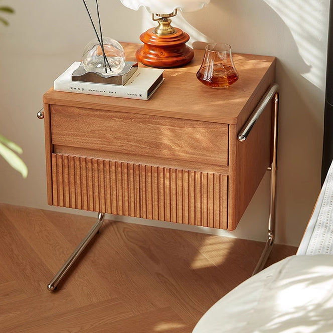 Table de chevet rectangulaire en bois massif scandinave contemporain avec rayures en acier inoxydable et 2 tiroirs pour chambre à coucher 
