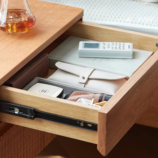 Table de chevet rectangulaire en bois massif scandinave contemporain avec rayures en acier inoxydable et 2 tiroirs pour chambre à coucher 