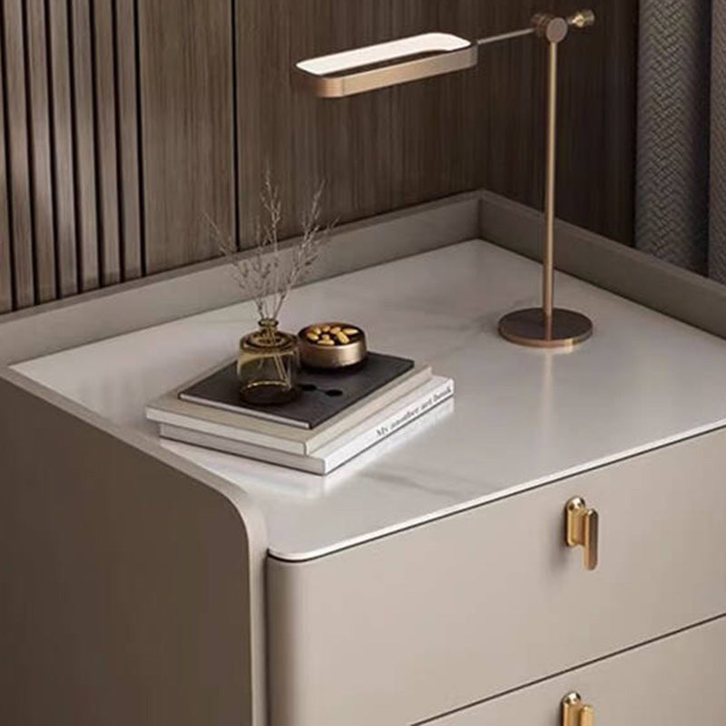 Table de chevet moderne de luxe avec base cylindrique rectangulaire en dalle de roche, cuir, bois massif et acier au carbone à 2 tiroirs pour chambre à coucher 