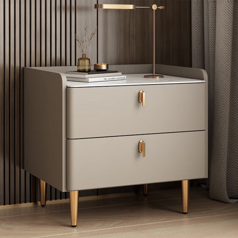 Table de chevet moderne de luxe avec base cylindrique rectangulaire en dalle de roche, cuir, bois massif et acier au carbone à 2 tiroirs pour chambre à coucher 