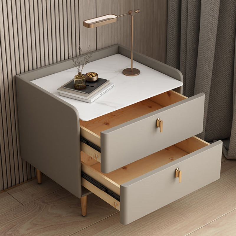 Table de chevet moderne de luxe avec base cylindrique rectangulaire en dalle de roche, cuir, bois massif et acier au carbone à 2 tiroirs pour chambre à coucher 