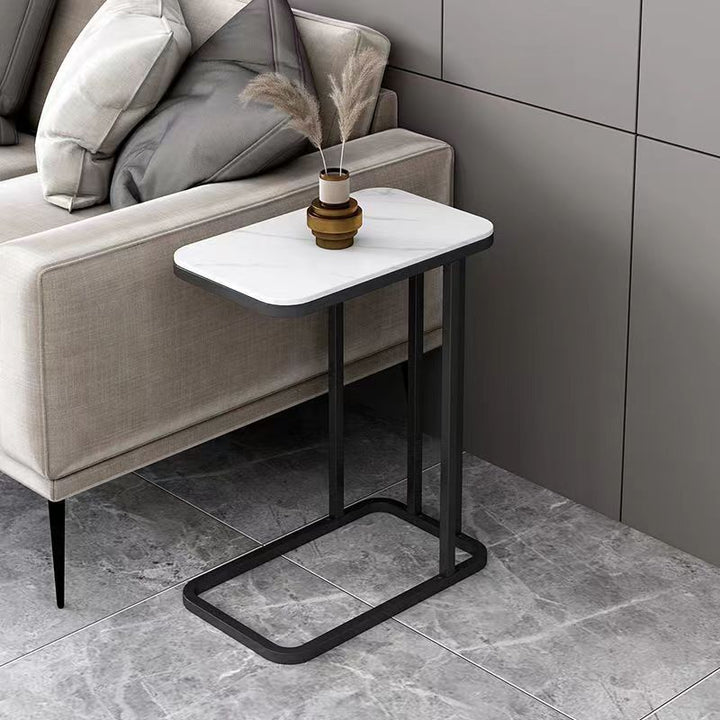 Moderner minimalistischer rechteckiger Beistelltisch mit abgerundeten Ecken in Marmoroptik, MDF und Eisenrahmen, 1/2 Ablage, für das Wohnzimmer 