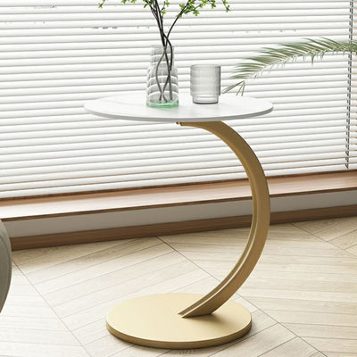 Table d'appoint moderne minimaliste en forme de C avec plateau rond en panneau de densité et fer à 1 niveau pour le salon 