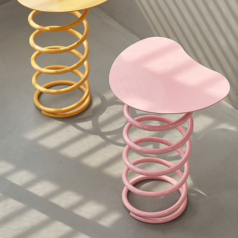 Tabouret bas à ressorts en spirale en fer scandinave contemporain pour salon 