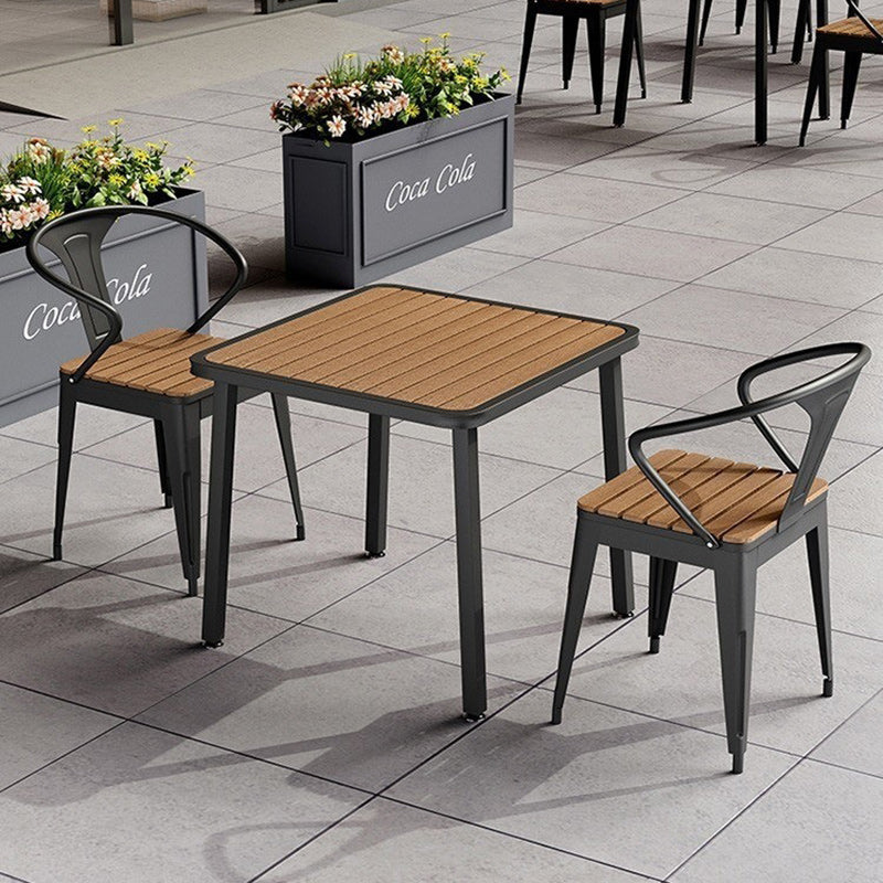 Table à manger moderne minimaliste avec dessus en lattes carrées et cadre en fer pour salle à manger 