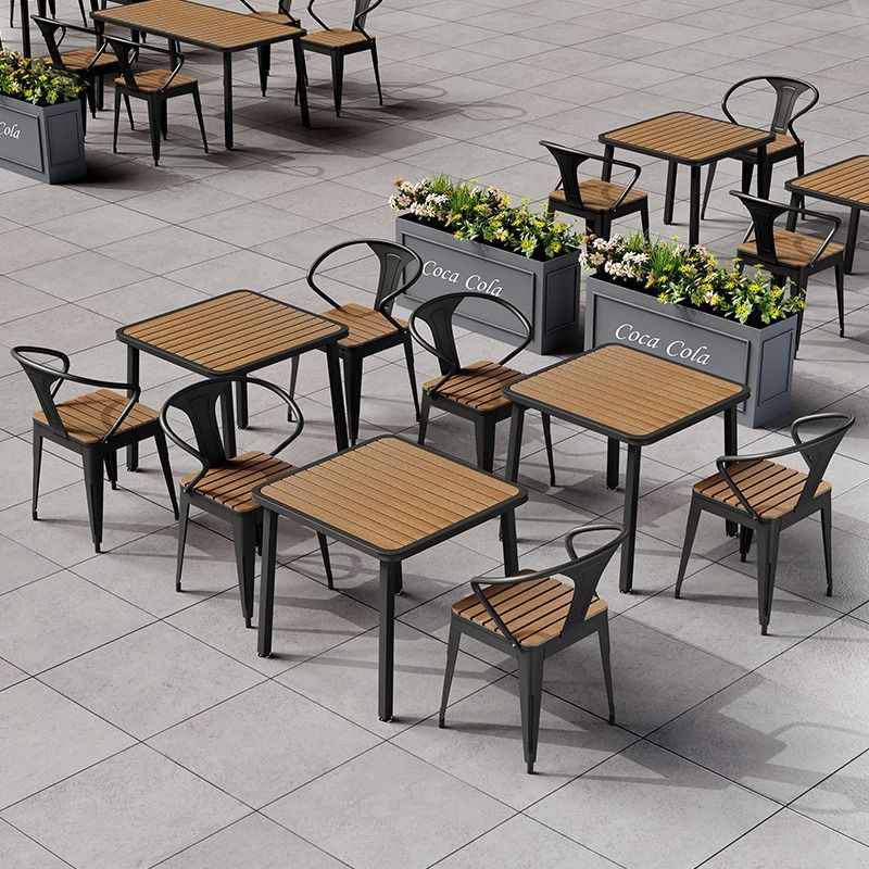 Table à manger moderne minimaliste avec dessus en lattes carrées et cadre en fer pour salle à manger 