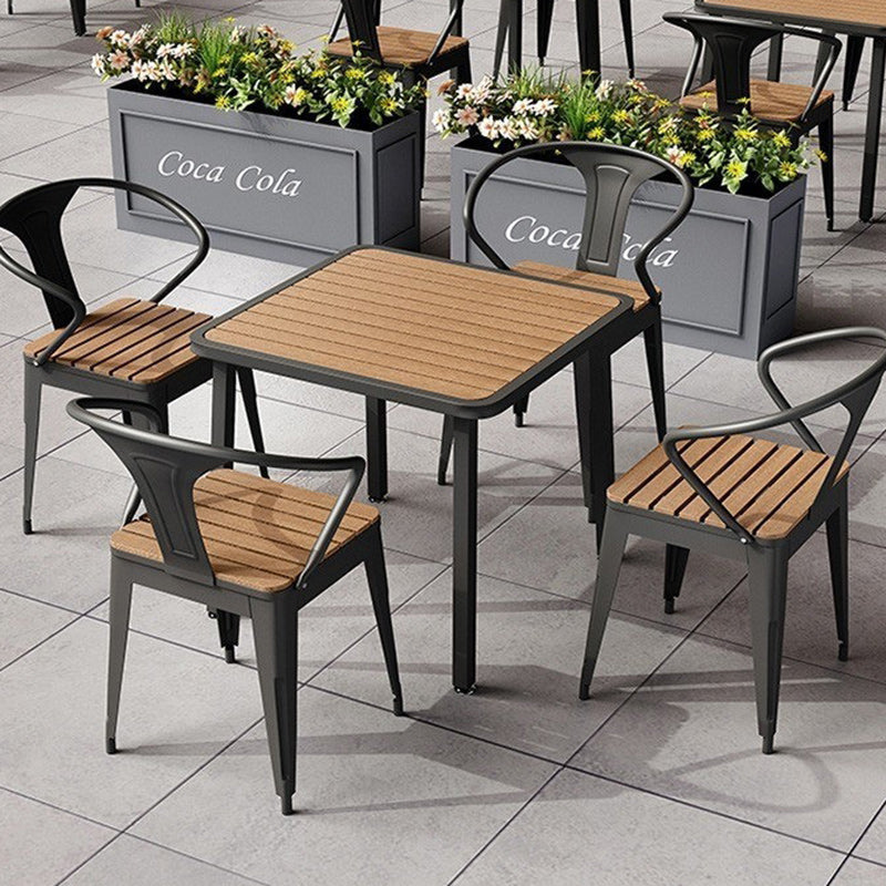 Table à manger moderne minimaliste avec dessus en lattes carrées et cadre en fer pour salle à manger 