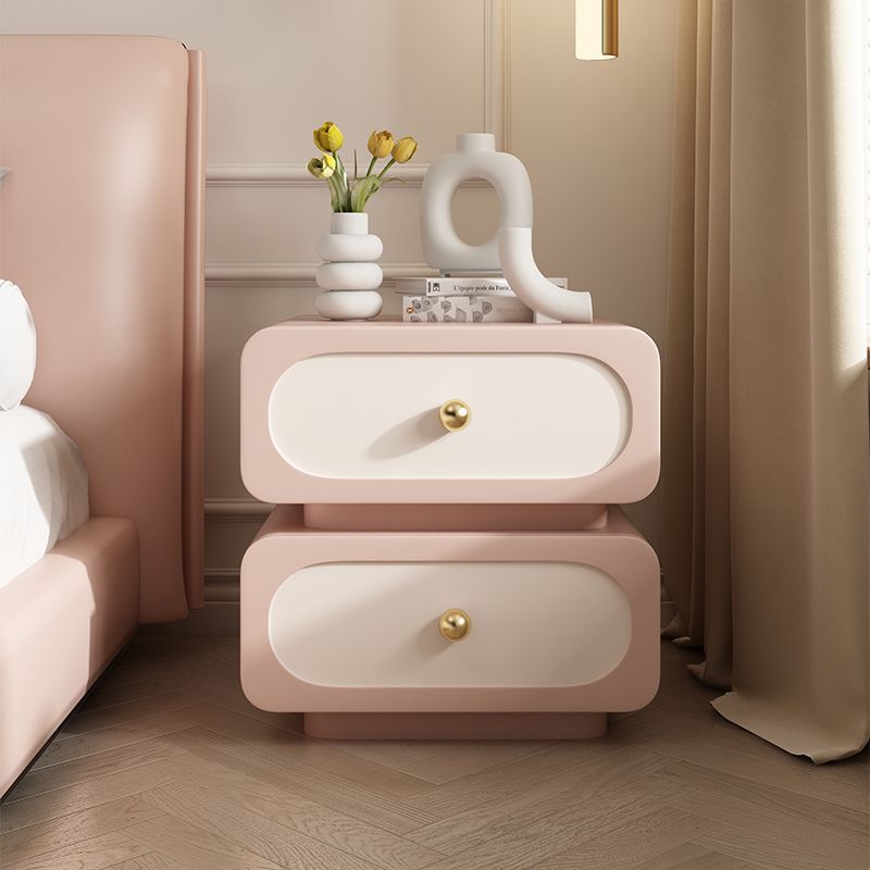 طاولة جانبية حديثة بتصميم مربع من الألياف الدقيقة بلمسة جلدية وإطار من الخشب الصلب مع درجين لغرفة النوم 