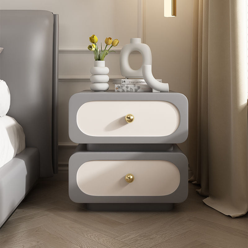 طاولة جانبية حديثة بتصميم مربع من الألياف الدقيقة بلمسة جلدية وإطار من الخشب الصلب مع درجين لغرفة النوم 