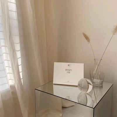 Moderner minimalistischer Acrylspiegel-Würfeltisch für das Wohnzimmer 
