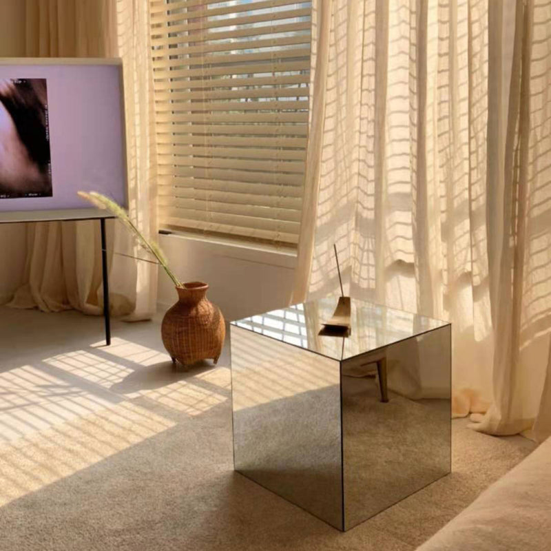Moderner minimalistischer Acrylspiegel-Würfeltisch für das Wohnzimmer 