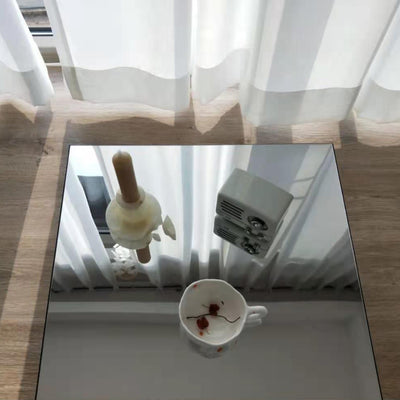 Moderner minimalistischer Acrylspiegel-Würfeltisch für das Wohnzimmer 