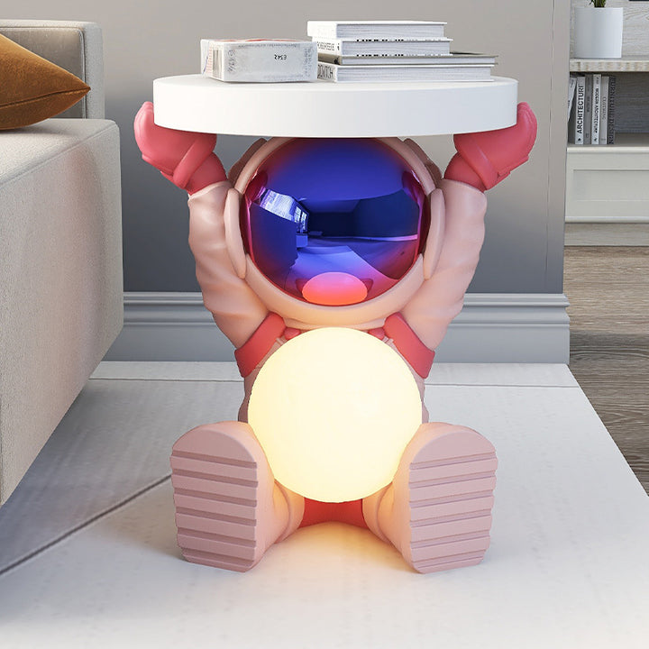 Table d'appoint contemporaine avec plateau rond en planche de sapin créatif et base en résine d'astronaute pour salon 