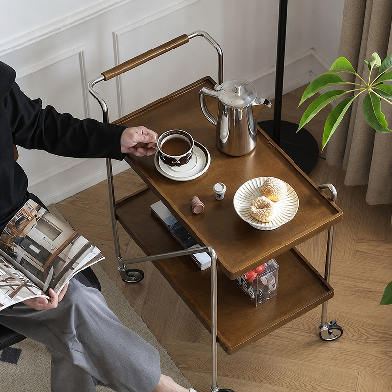 Zeitgenössischer Retro-Rechteckiger Beistelltisch aus Kautschukholz mit Tablettplatte, 2 Ebenen, rollender Wagen für das Wohnzimmer 