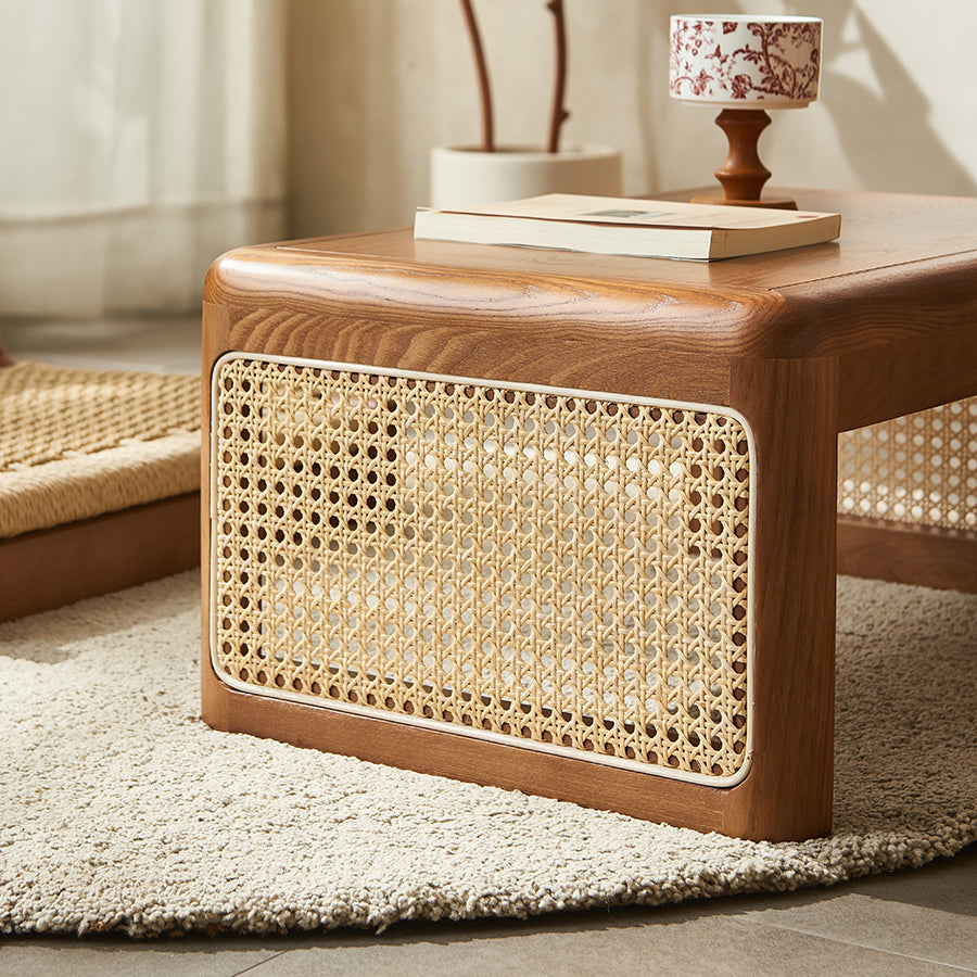 Traditioneller rechteckiger Couchtisch aus Tatami-Rattan mit Eschenholzrahmen im japanischen Stil für das Wohnzimmer 