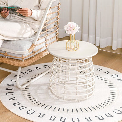 Zeitgenössischer Boho Beistelltisch mit rundem Sinterstein-Top und durchbrochenem Kohlenstoffstahl-Basis für das Wohnzimmer 
